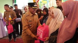 Dr. A. Murtala saat menyerahkan bantuan kepada masyarakat pada program adhyaksa peduli stunting