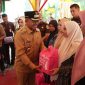 Dr. A. Murtala saat menyerahkan bantuan kepada masyarakat pada program adhyaksa peduli stunting