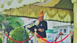 Pj. Bupati Aceh Jaya, Dr. A. Murtala, M.Si, tampil mengenakan pakaian adat aceh saat memimpin upacara HUT ke 22 Aceh Jaya