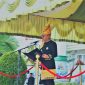 Pj. Bupati Aceh Jaya, Dr. A. Murtala, M.Si, tampil mengenakan pakaian adat aceh saat memimpin upacara HUT ke 22 Aceh Jaya