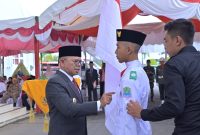 Pj. Bupati Aceh Jaya saat menyematkan pin secara simbolis kepada salah seorang calon anggota paskibraka Aceh Jaya 2024
