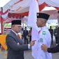 Pj. Bupati Aceh Jaya saat menyematkan pin secara simbolis kepada salah seorang calon anggota paskibraka Aceh Jaya 2024
