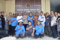 Kabid Humas Polda Aceh Kombes Pol Joko Krisdiyanto bersama staf Foto bersama dengan ketua dan Pengurus PWI Aceh seusai Silaturahmi di kantor PWI Aceh, Kawasan Simpang Lima, Banda Aceh, Kamis, 4 September 2025. Foto (Meylinda/PWI Aceh