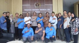Kabid Humas Polda Aceh Kombes Pol Joko Krisdiyanto bersama staf Foto bersama dengan ketua dan Pengurus PWI Aceh seusai Silaturahmi di kantor PWI Aceh, Kawasan Simpang Lima, Banda Aceh, Kamis, 4 September 2025. Foto (Meylinda/PWI Aceh