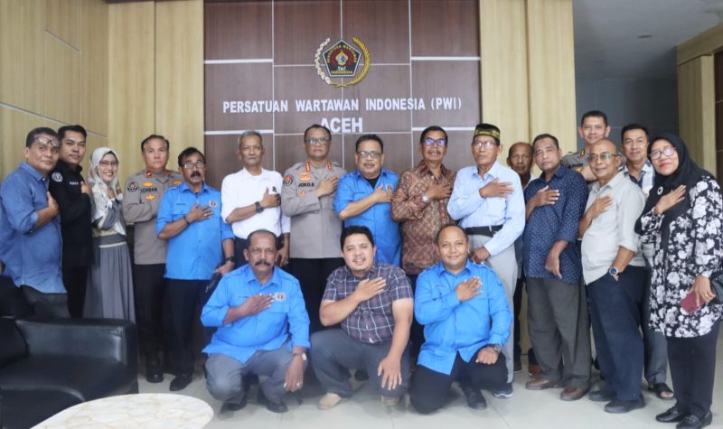 Kabid Humas Polda Aceh Kombes Pol Joko Krisdiyanto bersama staf Foto bersama dengan ketua dan Pengurus PWI Aceh seusai Silaturahmi di kantor PWI Aceh, Kawasan Simpang Lima, Banda Aceh, Kamis, 4 September 2025. Foto (Meylinda/PWI Aceh