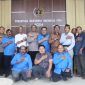 Kabid Humas Polda Aceh Kombes Pol Joko Krisdiyanto bersama staf Foto bersama dengan ketua dan Pengurus PWI Aceh seusai Silaturahmi di kantor PWI Aceh, Kawasan Simpang Lima, Banda Aceh, Kamis, 4 September 2025. Foto (Meylinda/PWI Aceh