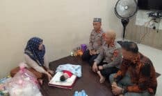 Kapolda Aceh Salurkan Bantuan kepada Bayi yang Ditemukan Warga di Masjid Aceh Jaya