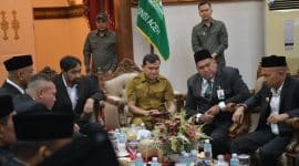 Gubernur Aceh Meminpin Rapat Umum Pemegang Saham bersama Bupati dan Walikota di pendopo Gubernur.