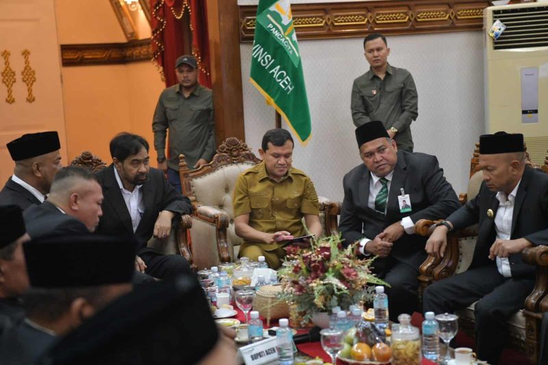 Gubernur Aceh Meminpin Rapat Umum Pemegang Saham bersama Bupati dan Walikota di pendopo Gubernur.