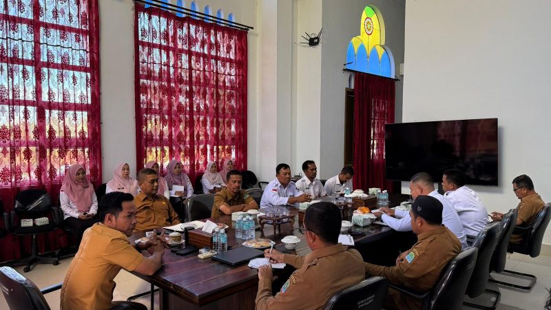 Wakil Bupati Aceh Jaya, Muslem D, SE, menerima audiensi bersama para pendamping Program Keluarga Harapan (PKH) di ruang rapat Pendopo Bupati Aceh Jaya, Senin (13/4/2026).