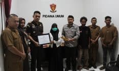 Kejari Aceh Jaya Serahkan Restitusi Rp30 Juta kepada Anak Korban Kekerasan Seksual